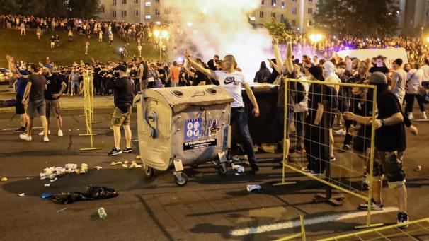 <p>Die Proteste begannen landesweit nach Schließung der Wahllokale am Sonntagabend. Sie waren die schwersten, die das Land je gesehen hat.</p>