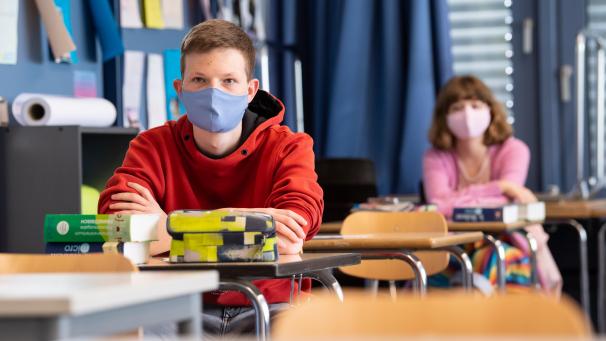<p>Wenn in NRW am Mittwoch die Schule wieder beginnt, herrscht im Unterricht Maskenpflicht.</p>