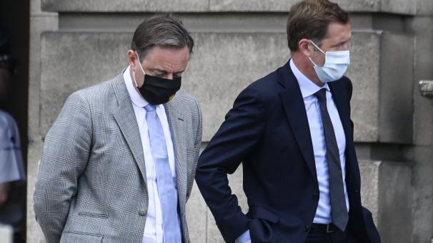 <p>„Final masquerade“: Sind De Wever (l.) und Magnette auf der Ziellinie? Dafür brauchen sie noch ein oder zwei Partner. Machen es die Blauen oder die Grünen?</p>