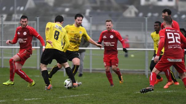 <p>Markus Klauser (am Ball) und die Raeren-Eynattener gewannen am Dienstag gegen Malmedy.</p>