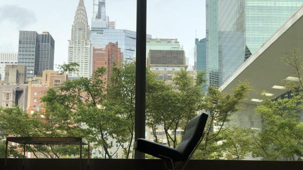 <p>Das UN-Hauptgebäude gleicht während der Corona-Pandemie einem Geisterhaus. Seit Ausbruch des Virus haben viele Menschen New York verlassen. Bürotürme und frühere Touristenmagneten sind verwaist.</p>