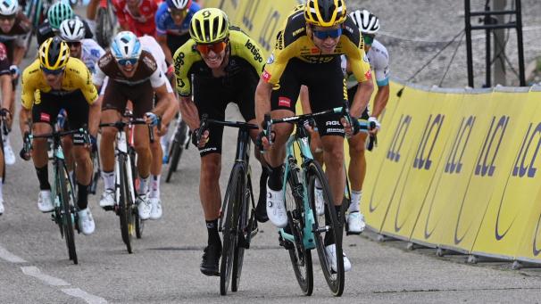 <p>Wout Van Aert (rechts) auf dem Weg zu seinem dritten eindrucksvollen Sieg in Folge.</p>