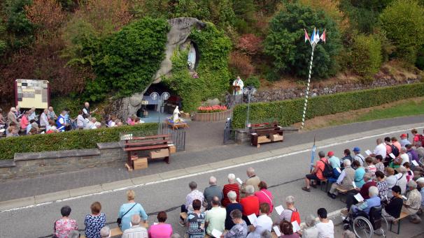 <p>In Schönberg finden die Gebetszeiten diesmal in einem kleineren Rahmen und mit Abstand statt.</p>