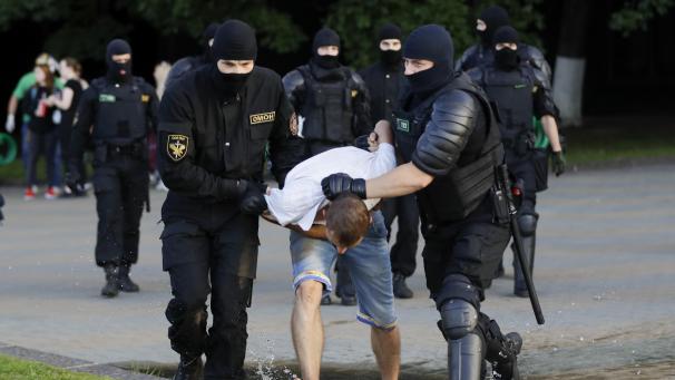 <p>Die Polizei verhaftet einen Demonstranten während eines Massenprotests nach den Präsidentschaftswahlen in Belarus.</p>