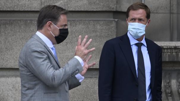 <p>Zählt Bart De Wever (l.) die potenziellen Partner durch? Wenn das Projekt N-VA-PS klappen soll, müssen die „Poker faces“ De Wever und Magnette jetzt die Karten auf den Tisch legen.</p>