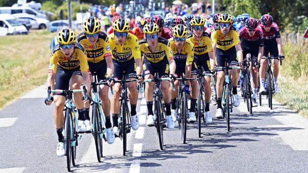 <p>Wout Van Aert (Dritter von links) nahm die zweite Etappe im Gelben Trikot auf und leistete wichtige Helferdienste.</p>