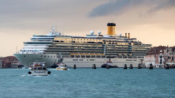 <p>Das Kreuzfahrtschiff „Costa Deliziosa“ beim Durchqueren der Lagune von Venedig</p>