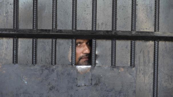 <p>Afghanistans Regierung hat mit der umstrittenen Freilassung gefährlicher Taliban begonnen.</p>