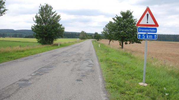 <p>Die Rurstraße erhält zwischen dem Flugplatz und Leykaul eine neue Deckschicht.</p>