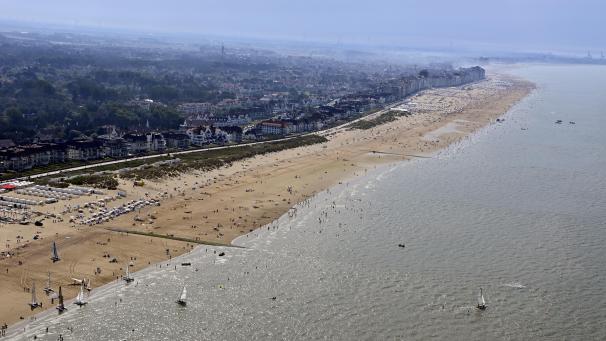 <p>Ein Blick von oben auf den Strand von Knokke-Heist</p>