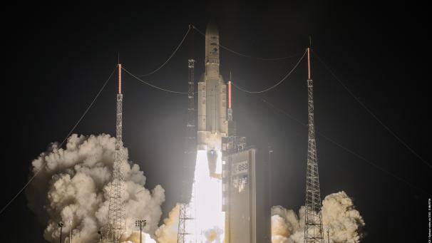 <p>Eine europäische Trägerrakete Ariane 5 hat zwei Kommunikationssatelliten erfolgreich ins All gebracht.</p>