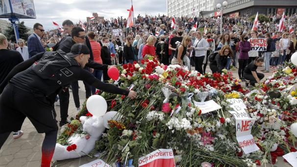 <p>Demonstranten legen am Ort, an dem ein Demonstrant getötet wurde, Blumen nieder.</p>