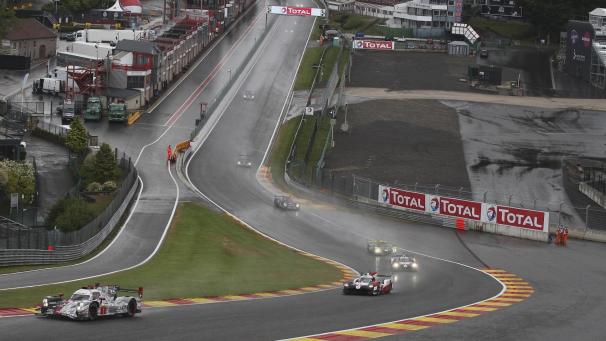 <p>Start im Regen in Spa, mit Blick auf Eau Rouge-Raidillon, die berühmteste Rennstreckenkurve der Welt.</p>