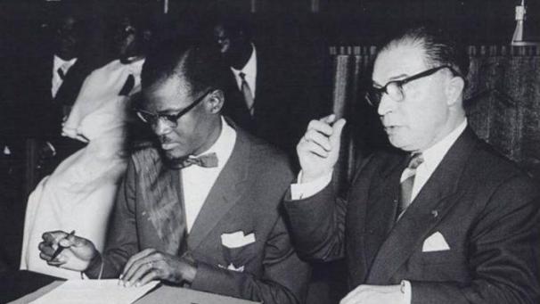 <p>Der kongolesische Premierminister Patrice Lumumba und der belgische Premierminister Gaston Eyskens unterzeichnen die Erklärung zur Unabhängigkeit der Demokratischen Republik Kongo am 30. Juni 1960 in Kinshasa</p>