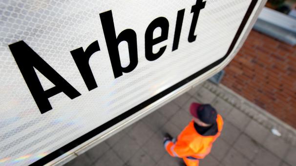 <p>Arbeit müsse sich mehr lohnen, fordert der Experte. Der Unterschied zwischen Arbeiten und Nicht-Arbeiten müsse vergrößert werden.</p>