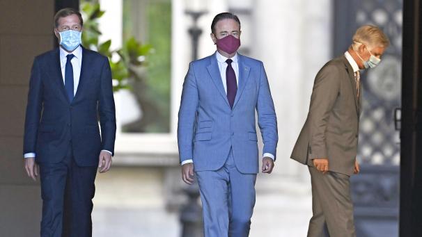 <p>Nach der Audienz von Paul Masgnette (l.) und Bart De Wever (M.): Lässt König Philippe den Kopf etwa hängen?</p>
