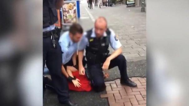 <p>Das Video eines Polizeieinsatzes in Düsseldorf erinnert an die Umstände der Festnahme von George Floyd in den USA. Der Vorfall soll nun genauer untersucht werden.</p>