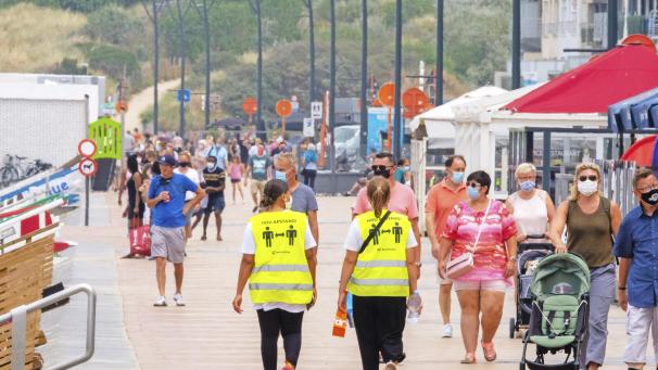 <p>Die Stadt Blankenberge beschäftigt derzeit Strand- und Stadtwächter. Die jungen Leute sollen bei Bedarf an die Einhaltung der geltenden Corona-Regeln erinnern.</p>