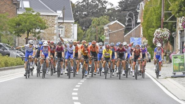 <p>In Henri-Chapelle war das Peloton noch sehr kompakt.</p>