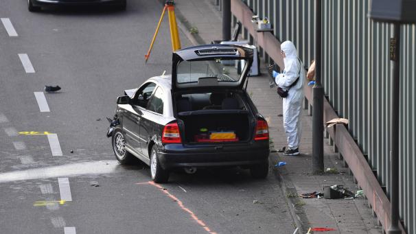 <p>Ermittler arbeiten auf der Berliner Stadtautobahn A100 in Höhe der Ausfahrt Alboinstraße.</p>