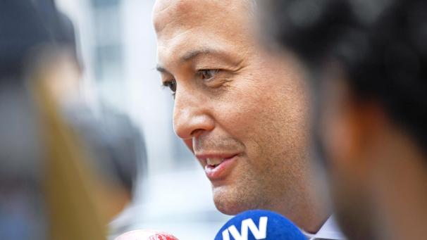 <p>Mal sehen, ob er am Ende auch noch lacht: Egbert Lachaert.</p>