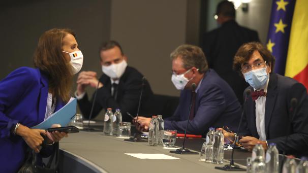 <p>Premier Sophie Wilmès mit den Ministerpräsidenten Oliver Paasch, Rudy Vervoort und Elio Di Rupo (v.l.).</p>