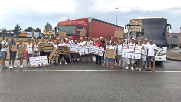 <p>Ohne Freiheit keine Würde, steht auf dem Plakat, das an der Windschutzscheibe des Busses befestigt war, der die ostbelgischen Demonstranten nach Brüssel brachte.</p>