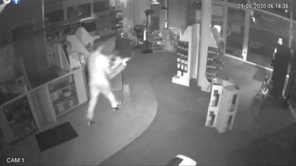 <p>Das Video zeigt deutlich, wie der Einzeltäter gegen 6.15 Uhr die Kasse aus den Geschäftsräumen trägt.</p>