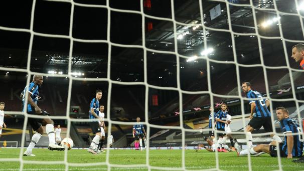 <p>Romelu Lukaku bugsiert den Ball ins eigene Tor.</p>