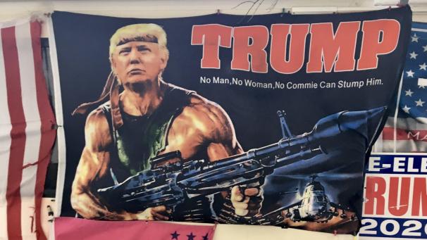 <p>Auf einer Pro-Trump-Demonstration ist der US-Präsident auf einer Flagge als Rambo mit Maschinengewehr dargestellt.</p>