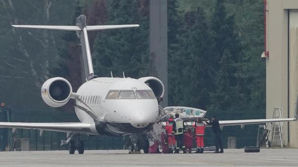 <p>Berlin: Ein Spezialflugzeug mit dem Kremlkritiker Nawalny an Bord steht auf dem Flughafen Tegel vor einem Hangar. Eine Trage wird aus den Flieger gehoben. Der russische Oppositionelle liegt seit Donnerstag im Koma und wird künstlich beatmet. Nawalnys Team geht davon aus, dass er während einer Reise durch Sibirien Opfer eines Giftangriffs wurde.</p>