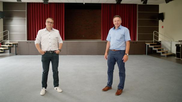 <p>20. August 2020, Nordrhein-Westfalen, Gangelt: Stefan Keulen (l.), Pressesprecher und einer von zwei Sitzungspräsidenten bei der Karnevalssitzung des Karnevalsvereins Langbröker Dicke Flaa, und Wilfried Gossen, Vorsitzender/Präsident des Karnevalsvereins Langbröker Dicke Flaa, stehen in der Halle des Bürgertreffs in Gangelt-Langbroich im Kreis Heinsberg. In dieser Halle fand im Februar die „Kappensitzung“ statt. Vor einem halben Jahr wurde die erste Corona-Infektion in Nordrhein-Westfalen nachgewiesen und der Kreis Heinsberg schlagartig bekannt.</p>