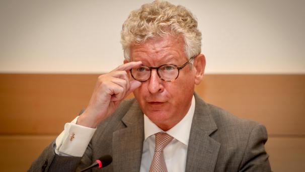 <p>Wenn es um die Volksgesundheit und die öffentliche Sicherheit geht, kann Innenminister Pieter De Crem (CD&amp;V, Foto) sehr wohl Befugnisse im Schulwesen der DG haben, erläutert der Kabinettschef des DG-Ministerpräsidenten, Alfred Velz, in einem offenen Brief.</p>