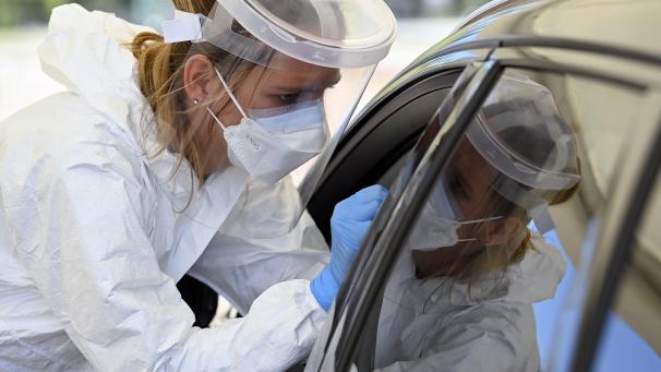 <p>In Antwerpen (hier ein Drive-In-Testlabor im Osten der Stadt) gehen die Zahlen stark zurück.</p>