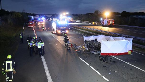<p>Königswinter: Polizei und Feuerwehr sind nach einem Verkehrsunfall auf der A3 im Einsatz. Bei einem schweren Verkehrsunfall mit einem Geisterfahrer auf der Autobahn 3 bei Königswinter sind zwei Menschen gestorben.</p>