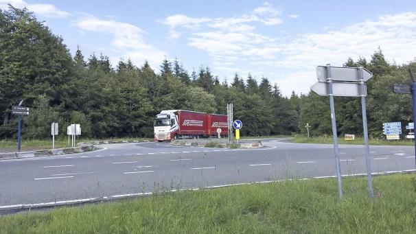 <p>Schon oft ist darüber diskutiert worden, nun soll es realisiert werden: Die Kreuzung auf Mont-Rigi wird zu einem Kreisverkehr umgestaltet.</p>