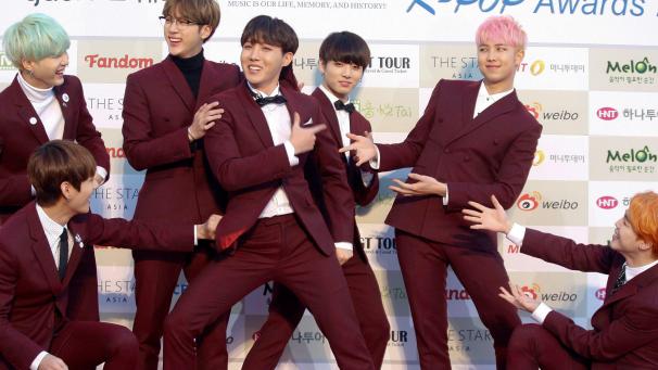 <p>Die südkoreanische Boygroup «Bangtan Boys» (kurz: BTS) scherzt auf dem roten Teppich bei den Gaon Chart K-POP Music Awards. Die erfolgreiche südkoreanische Boygroup hat mit ihrem neuen Lied „Dynamite“ einen Youtube-Rekord aufgestellt.</p>