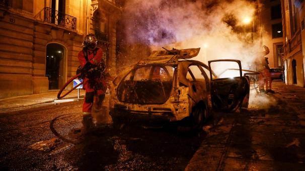 <p>Entlang der Prachtstraße Champs-Élysées setzten Randalierer Fahrzeuge in Brand.</p>