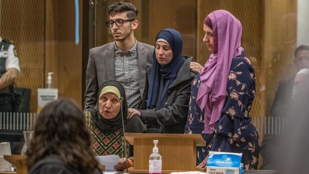 <p>24. August 2020, Neuseeland, Christchurch: Die Familie von Ata Elayyan, die bei den Moscheeangriffen im März 2019 getötet wurde, vor dem Obersten Gerichtshof. Knapp eineinhalb Jahre nach dem blutigen Anschlag auf zwei Moscheen in Neuseeland mit Dutzenden Toten hat am Montag im Gericht von Christchurch die Anhörung von Opfern und Angehörigen begonnen.</p>