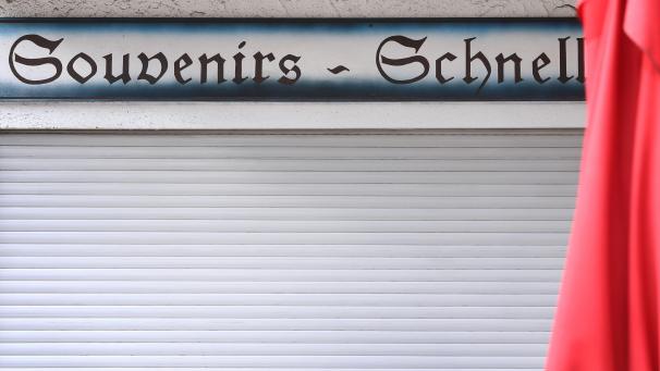 <p>Heruntergelassene Jalousie eines Souvenirgeschäftes.</p>