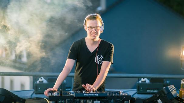 <p>Killid alias Dennis Gillessen präsentiert mit dem Kino Scala das erste Autokinofestival in Ostbelgien.</p>