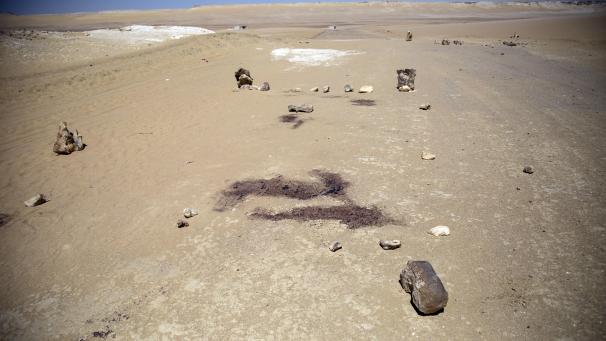 <p>Blutspuren sind in der Nähe des Sankt Samuel Klosters außerhalb von Minja in Ägypten im Sand zu sehen. Bei einem Angriff bewaffneter Männer auf einen Bus auf dem Weg zum Kloster wurden im Zentrum des Landes mindestens 28 Christen getötet. Die Terrormiliz Islamischer Staat (IS) hat den Angriff für sich reklamiert.</p>