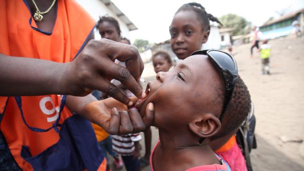 <p>Ein liberianischer Junge erhält in der Gemeinde Old Road Tropfen des Polio-Impfstoffs.</p>