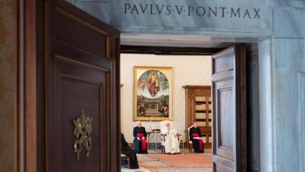 <p>Papst Franziskus während eines Live-Streams. Ab September steht die Türe wieder für Generalaudienzen offen.</p>