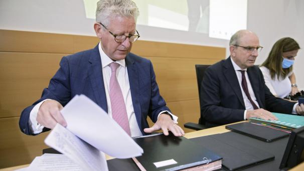 <p>Innenminister Pieter De Crem (l.) und Justizminister Koen Geens am Mittwoch im Kammerausschuss.</p>
