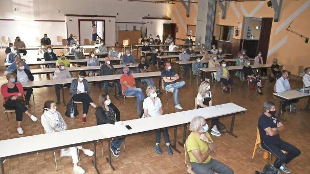 <p>Der Bergscheider Hof war am Dienstagabend vollbesetzt.</p>