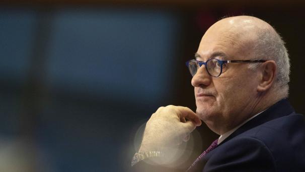 <p>Phil Hogan, Handelskommissar der EU, beantwortet während seiner Anhörung im Europäischen Parlament Fragen. Hogan tritt wegen Verstößen gegen Corona-Regeln in seinem Heimatland Irland zurück.</p>