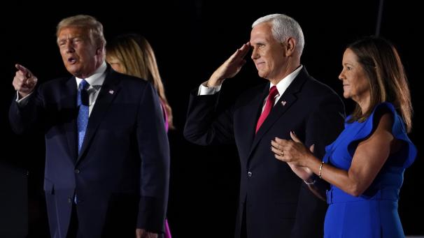 <p>26. August 2020, USA, Baltimore: Donald Trump (l), Präsident der USA, und First Lady Melania Trump (2.v.l) stehen neben Mike Pence, Vizepräsident der USA, und seiner Frau Karen Pence auf der Bühne im Fort McHenry National während des Parteitages der Republikaner.</p>