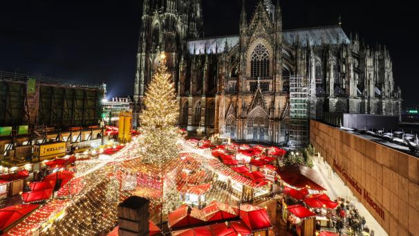 <p>Der Kölner Weihnachtsmarkt auf dem Roncalliplatz vor dem Dom. In diesem Jahr fällt er aus.</p>