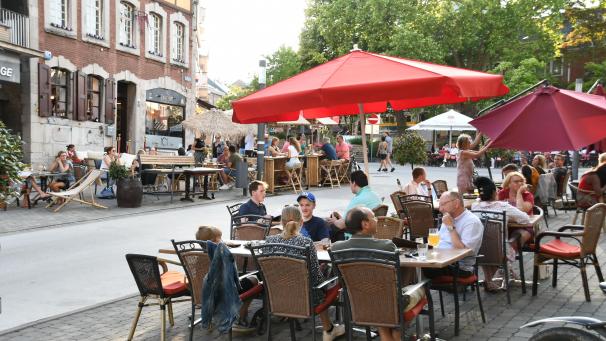 <p>An Tagen, an denen das Wetter mitspielte, waren die Terrassen in der Eupener Innenstadt in den vergangenen Wochen bestens besucht. Einheimische wie Touristen genossen die „Ruhe“ und konnten sich ungestört unterhalten.</p>